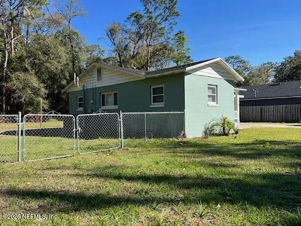 a view of a house with a backyard