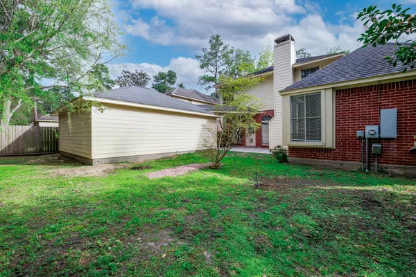 a view of a house with backyard and garden