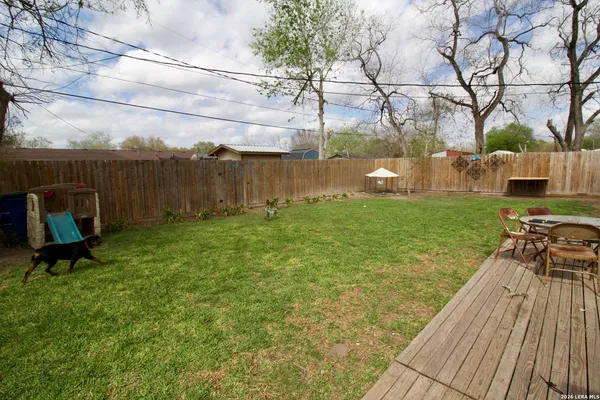 a view of a backyard