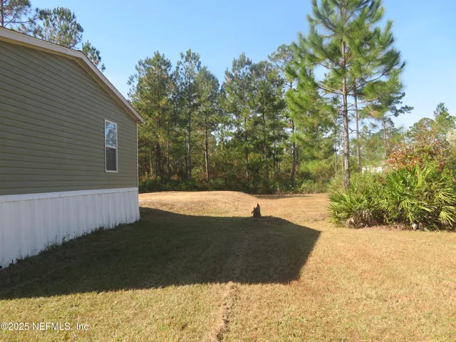 a view of a backyard
