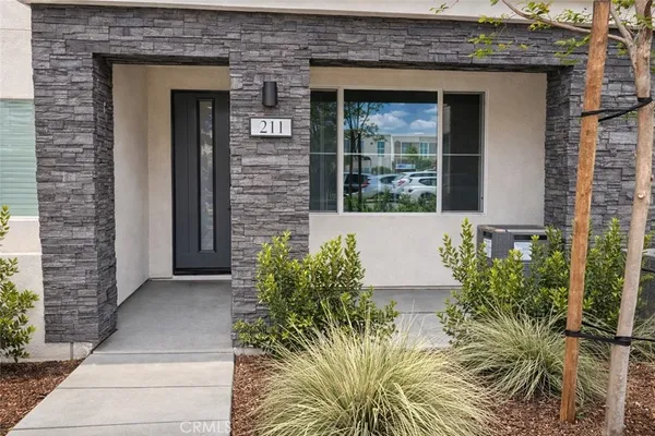 $5,500 | 211 Baluster, Irvine, CA 92618