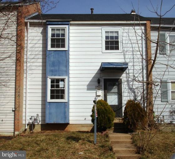 a view of a house with backyard and windows