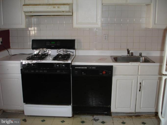 7537 Remington Road Manassas, VA 20109 - Photo 3 of 4 a kitchen with a stove and cabinets