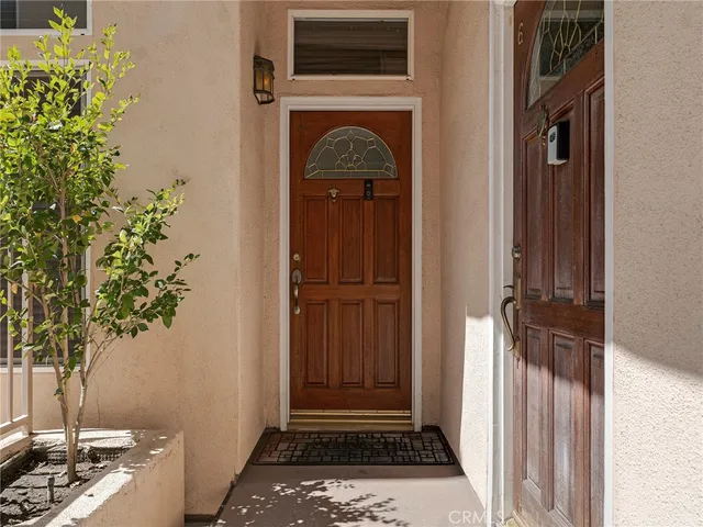 a view of entryway with a flower pot