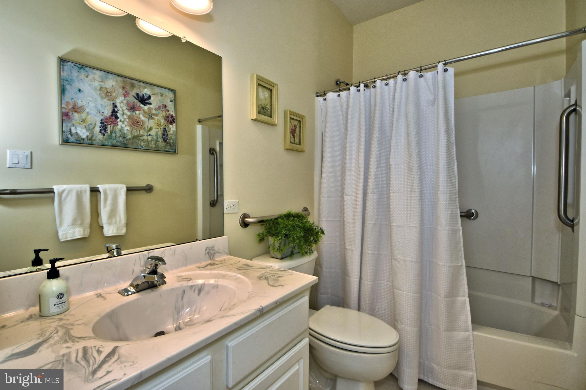 19 Bluebonnet Road Langhorne, PA 19047 - Photo 36 of 51 Full hall bath