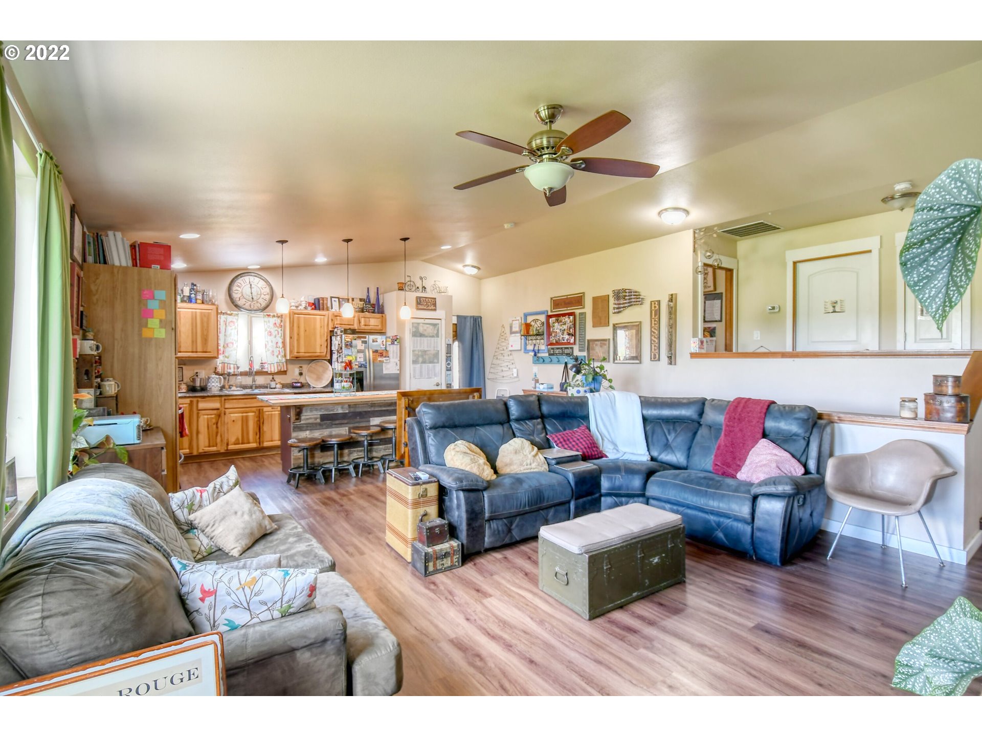 831 South Main Street Pendleton, OR 97801 - Photo 6 of 26 a living room with furniture and wooden floor