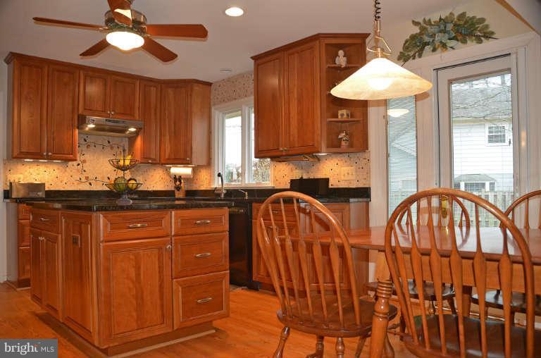 10180 Red Spruce Road Fairfax, VA 22032 - Photo 6 of 25 Kitchen