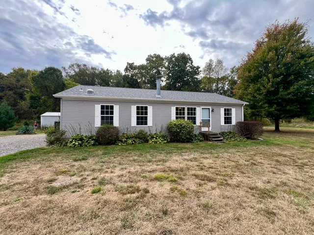 a view of a house with backyard and garden