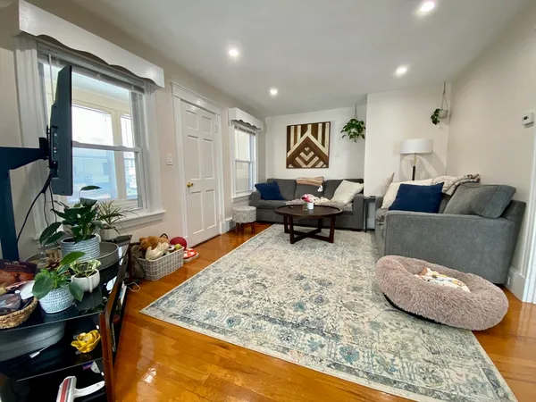 $2,900 | 71 Edenfield Avenue, Unit 1, Watertown, MA 02472