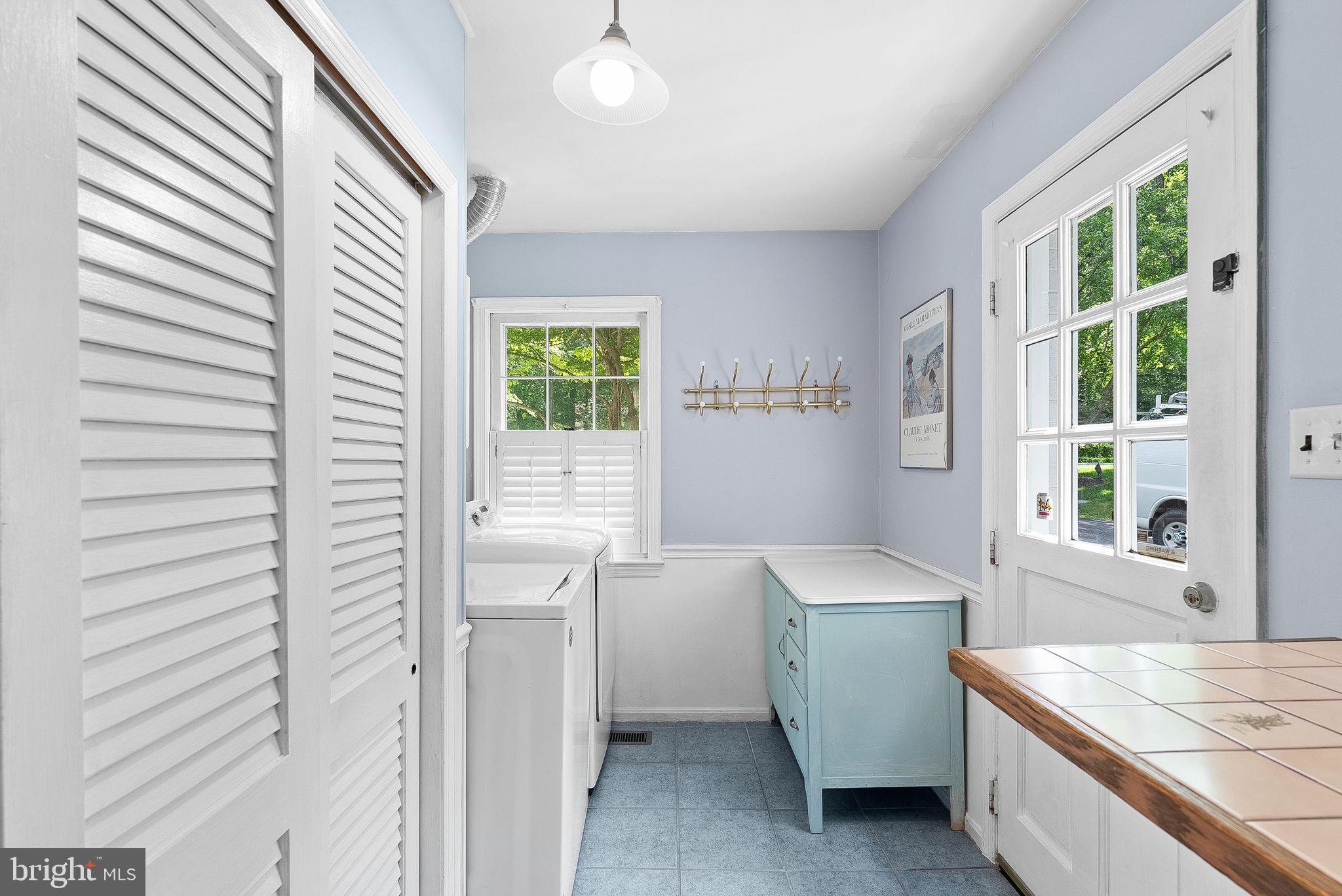 12016 Edgepark Court Potomac, MD 20854 - Photo 51 of 67 Main level convenient mudroom/mudroom room