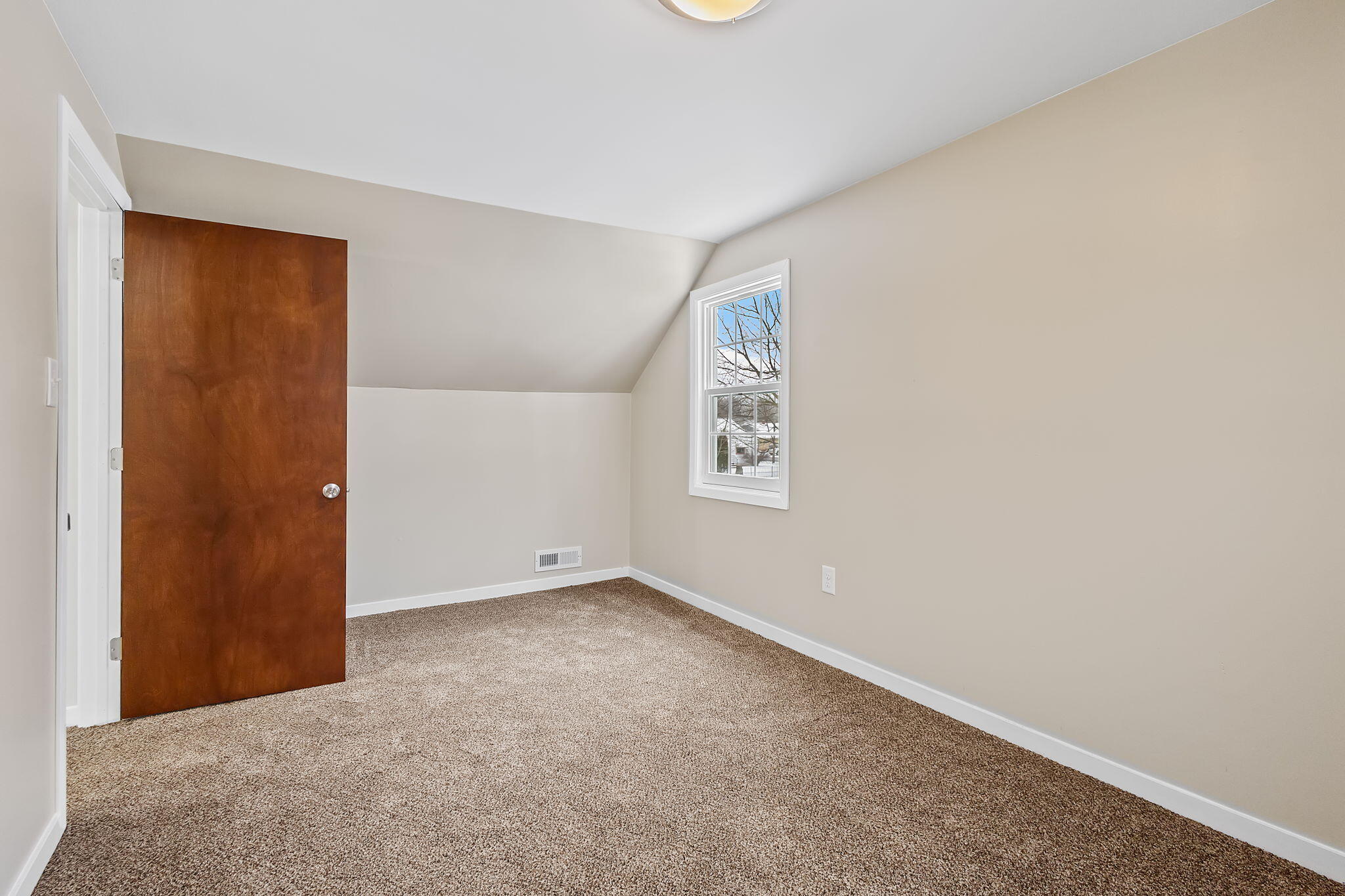 314 Cline Avenue Griffith, IN 46319 - Photo 18 of 36 an empty room with windows
