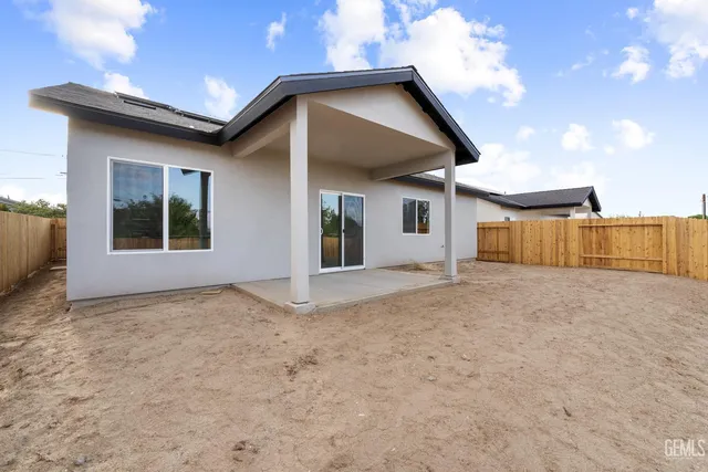 a view of a house with backyard