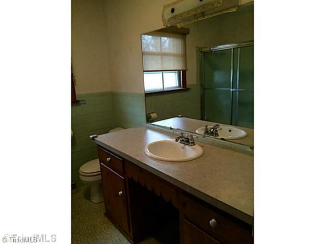 1312 Meadowbrook Road Asheboro, NC 27203 - Photo 5 of 10 Bath.