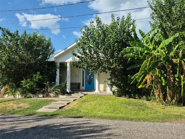 $4,000 | 402 1/2 Avenue A, Dickinson, TX 77539
