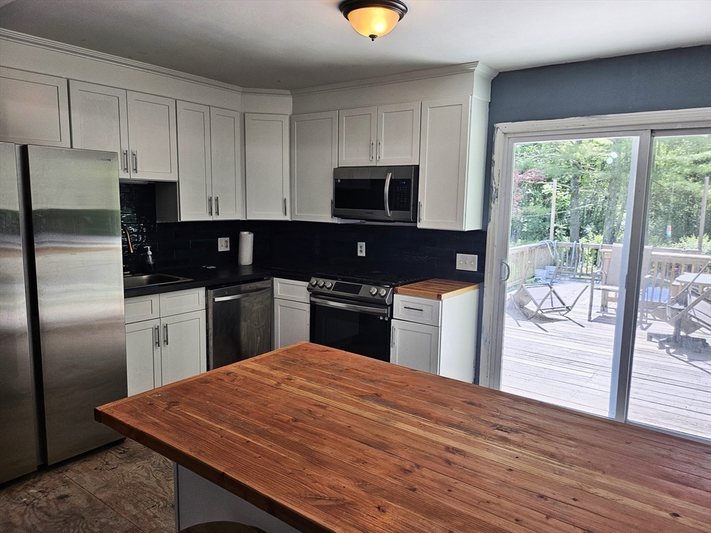 383 Porter Road East Longmeadow, MA 01028 - Photo 2 of 33 Gallery Image 2