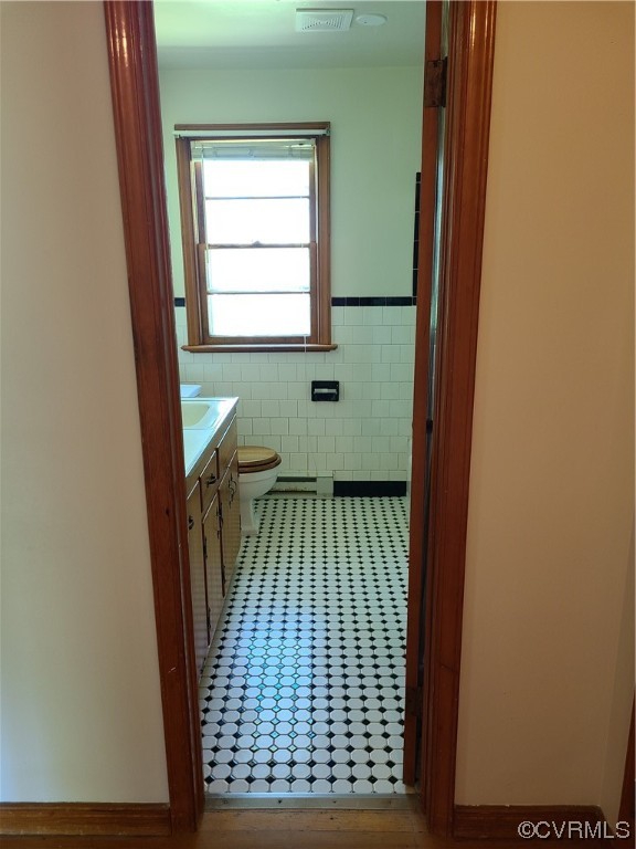 1120 Dotson Road Henrico, VA 23231 - Photo 23 of 27 Hall bath with tub shower combo, oversized vanity, linen closet