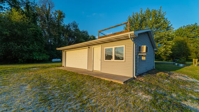 a view of a house with backyard