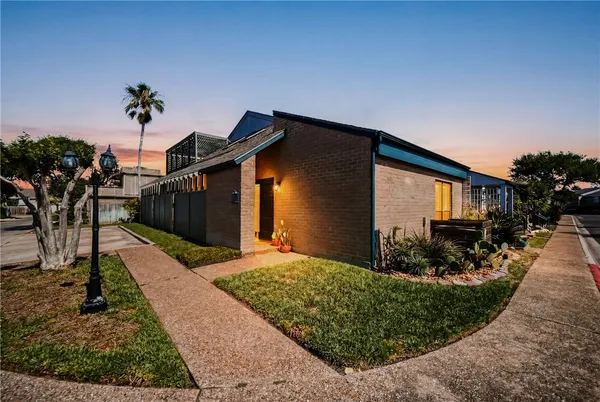 $259,900 | 39 Rock Creek Drive, Unit 39, Corpus Christi, TX 78412