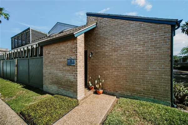 $259,900 | 39 Rock Creek Drive, Unit 39, Corpus Christi, TX 78412