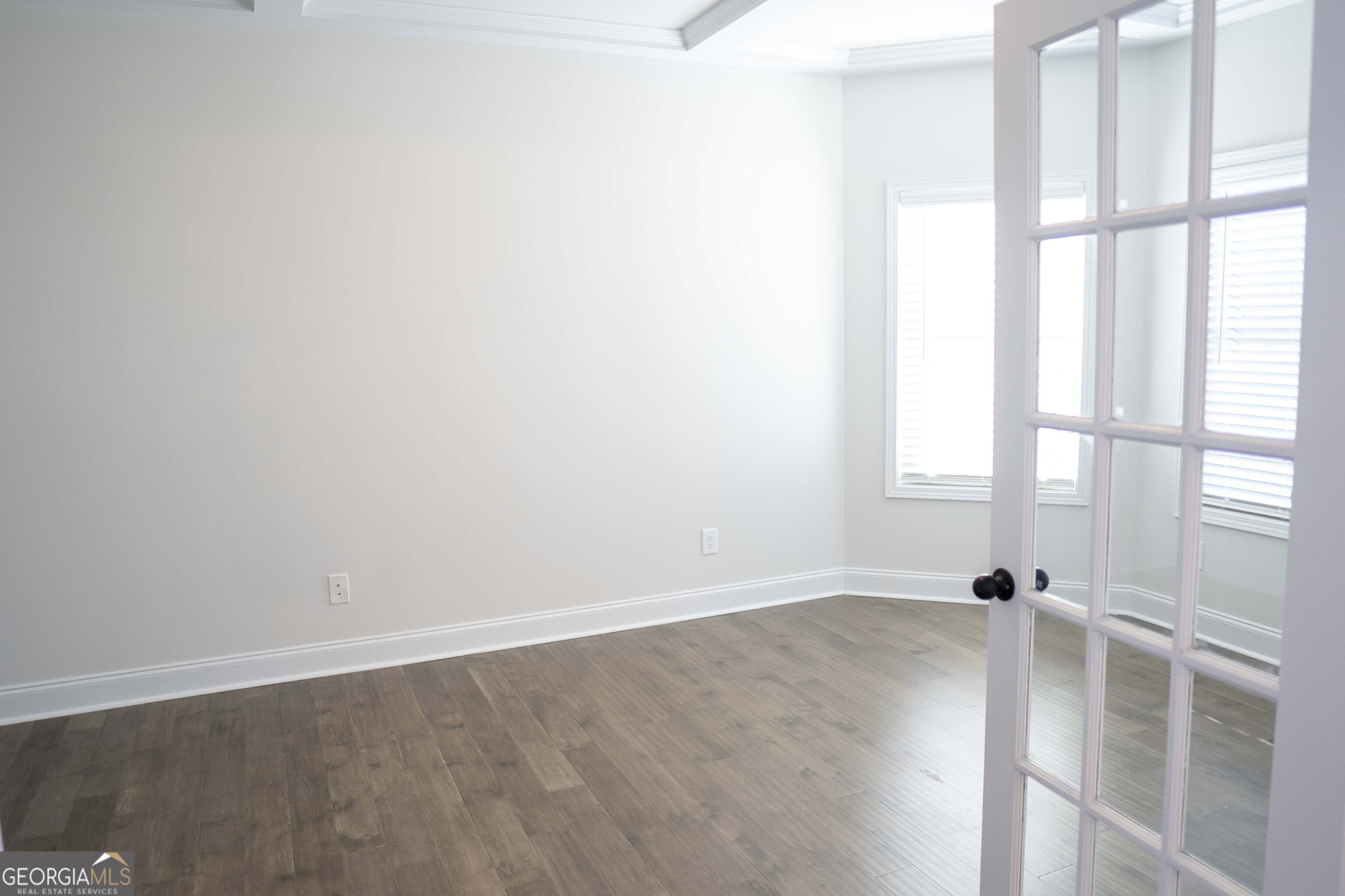 600 Beaver Court Perry, GA 31069 - Photo 8 of 48 an empty room with a window