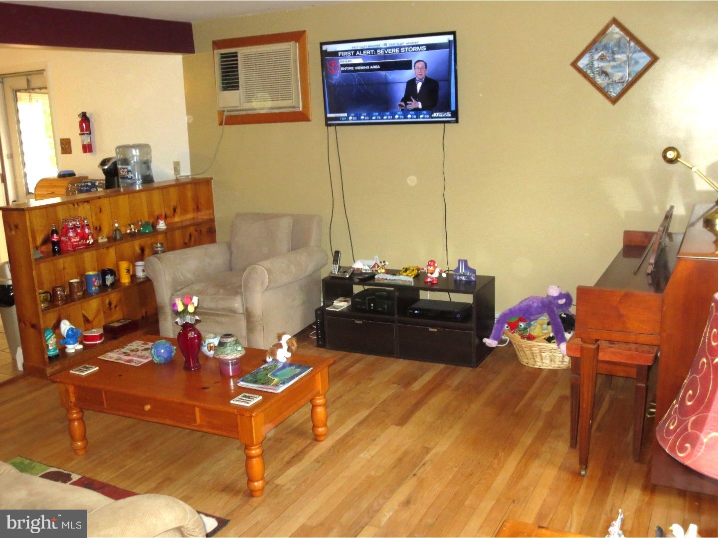 471 Spring Street Pottstown, PA 19464 - Photo 7 of 19 Living Room