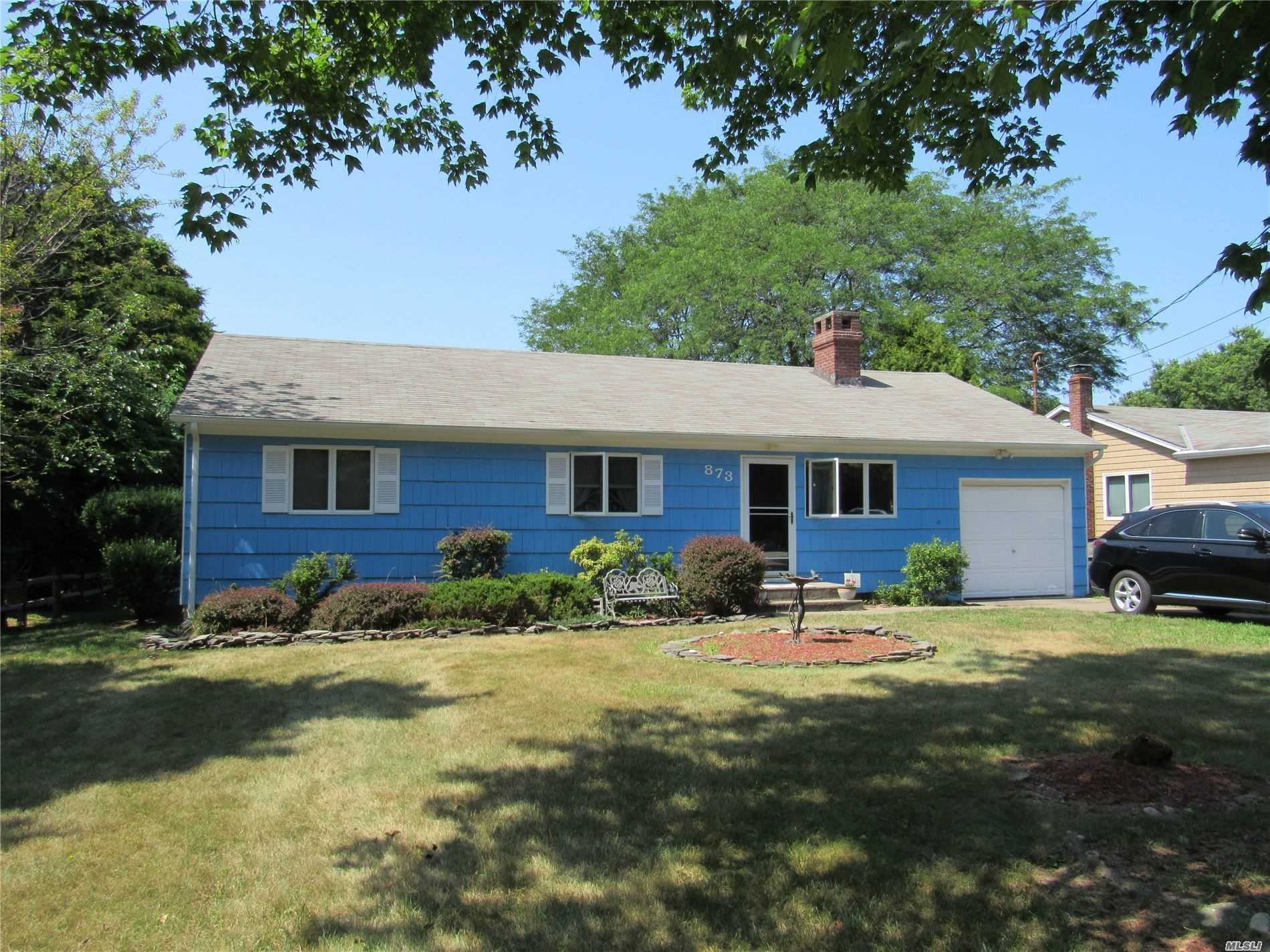 873 Sound Shore Road Riverhead, NY 11901 - Photo 3 of 18 Gallery Image 3
