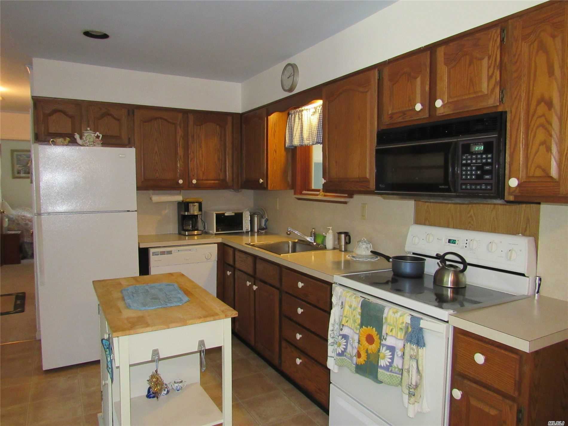873 Sound Shore Road Riverhead, NY 11901 - Photo 10 of 18 Gallery Image 10
