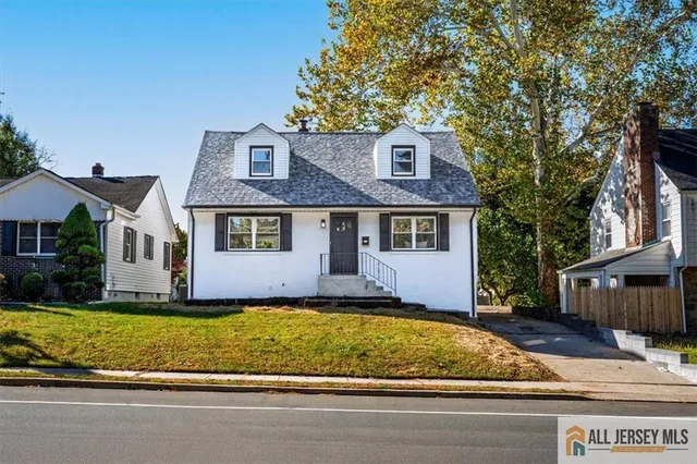 a view of front a house with a yard