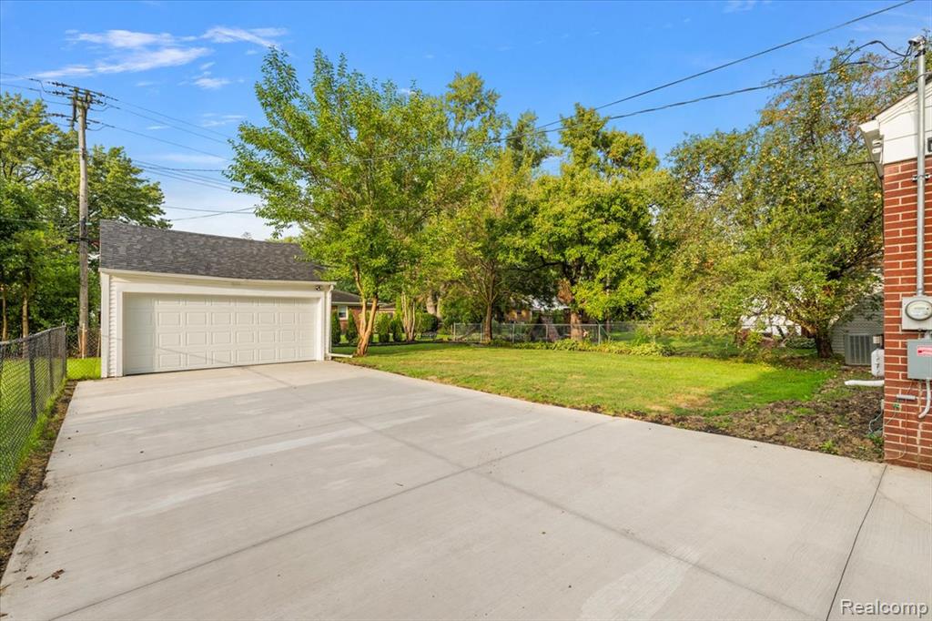 1108 Roslyn Road Grosse Pointe Woods, MI 48236 - Photo 3 of 31