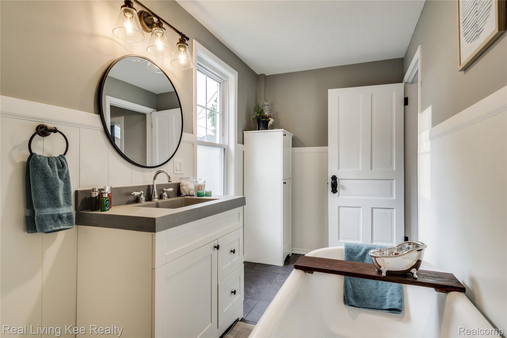 902 Fairview Avenue Rochester, MI 48307 - Photo 43 of 74 Interiors (20 of 51).jpg