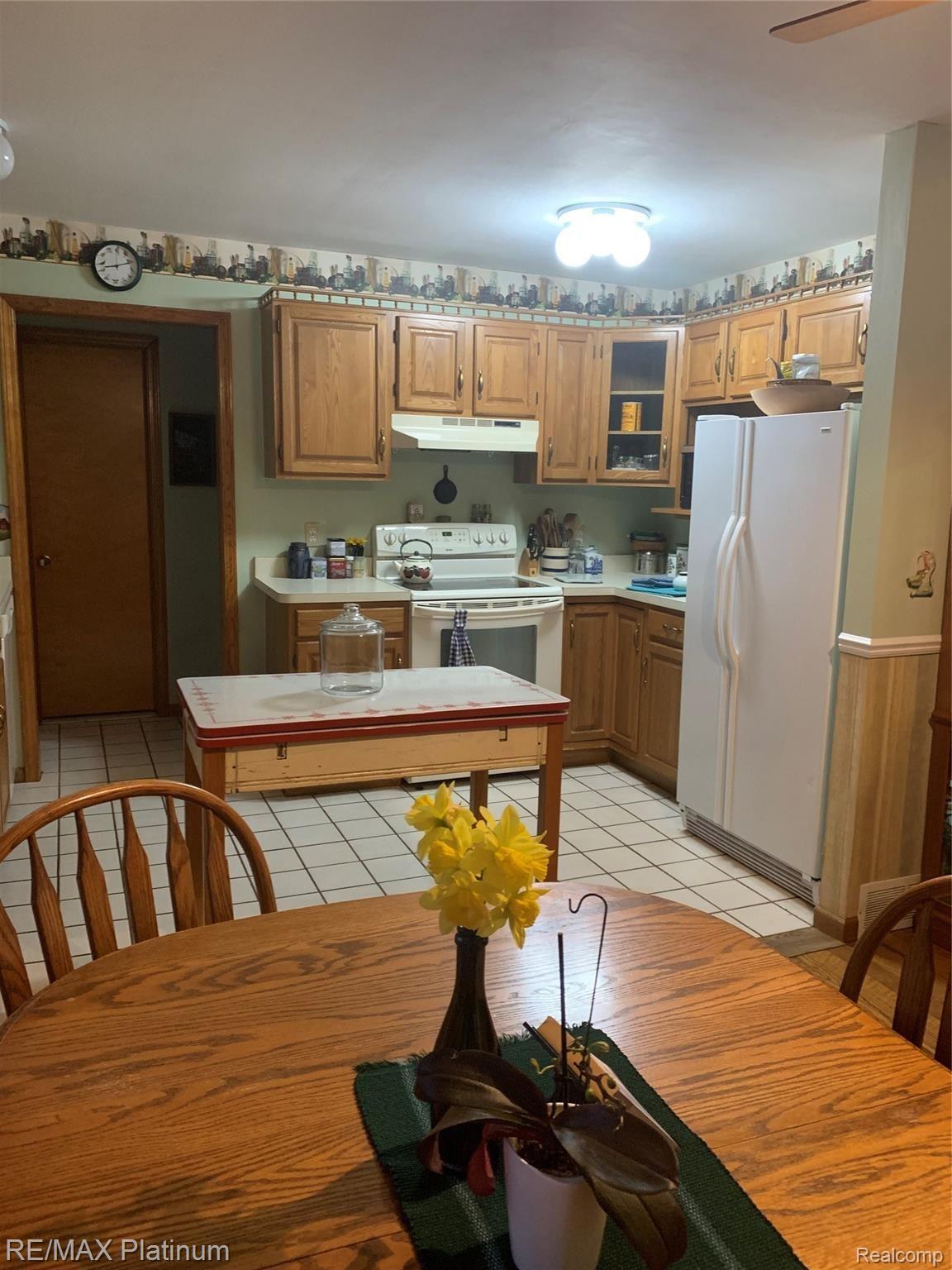 8195 North Latson Road Howell, MI 48855 - Photo 24 of 30 What Space to Do All of Your Cooking Chores!