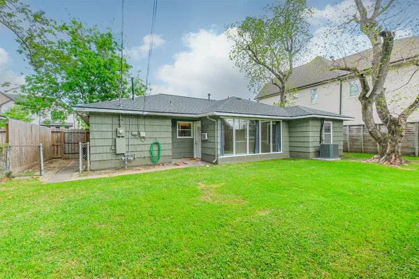 $3,400 | 4613 Braeburn Drive, Bellaire, TX 77401