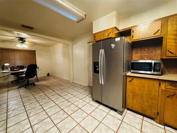 a view of a livingroom with furniture and a ceiling fan