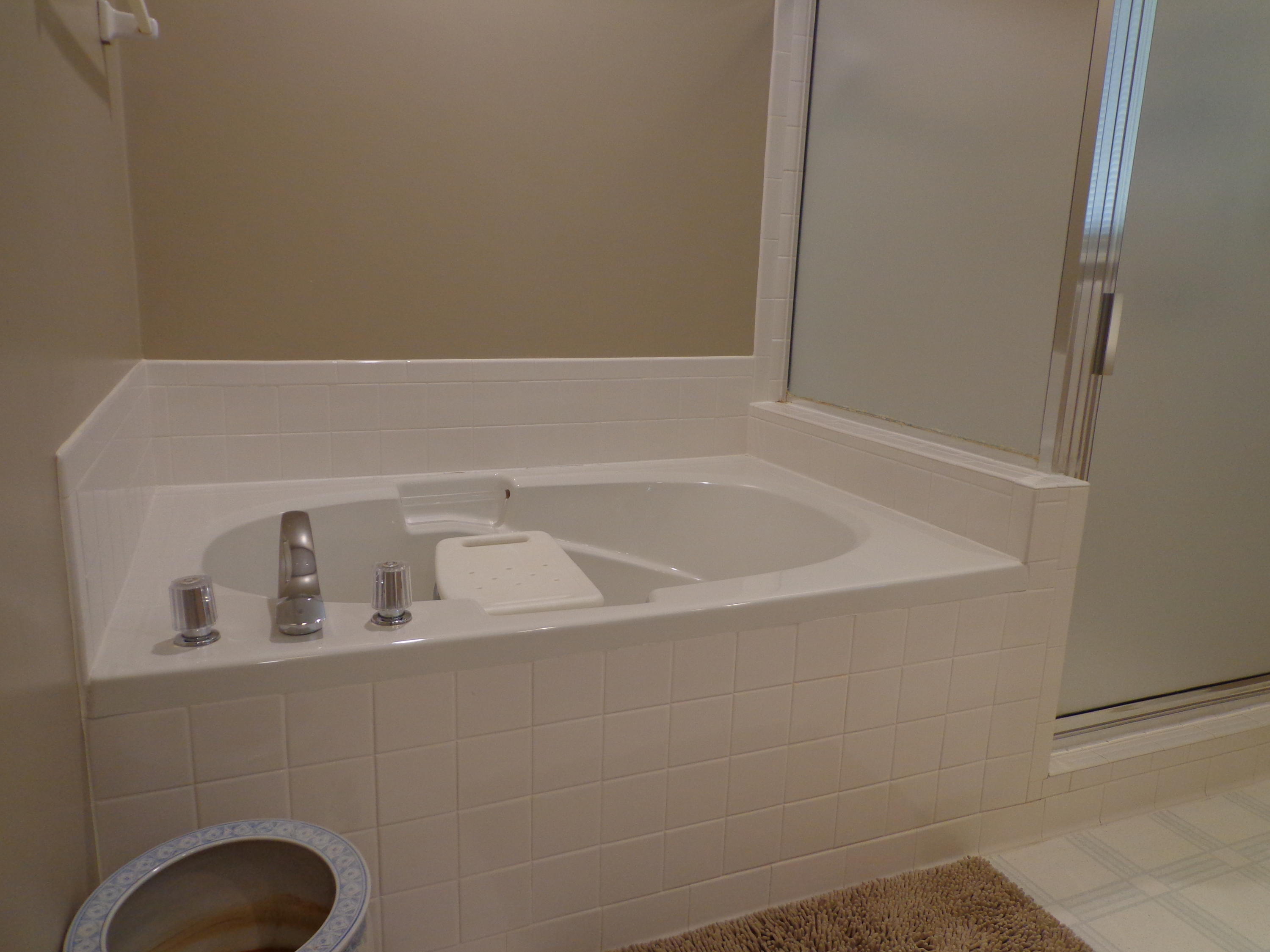 1908 McVitty Road Salem, VA 24153 - Photo 28 of 44 a bathroom with a bathtub