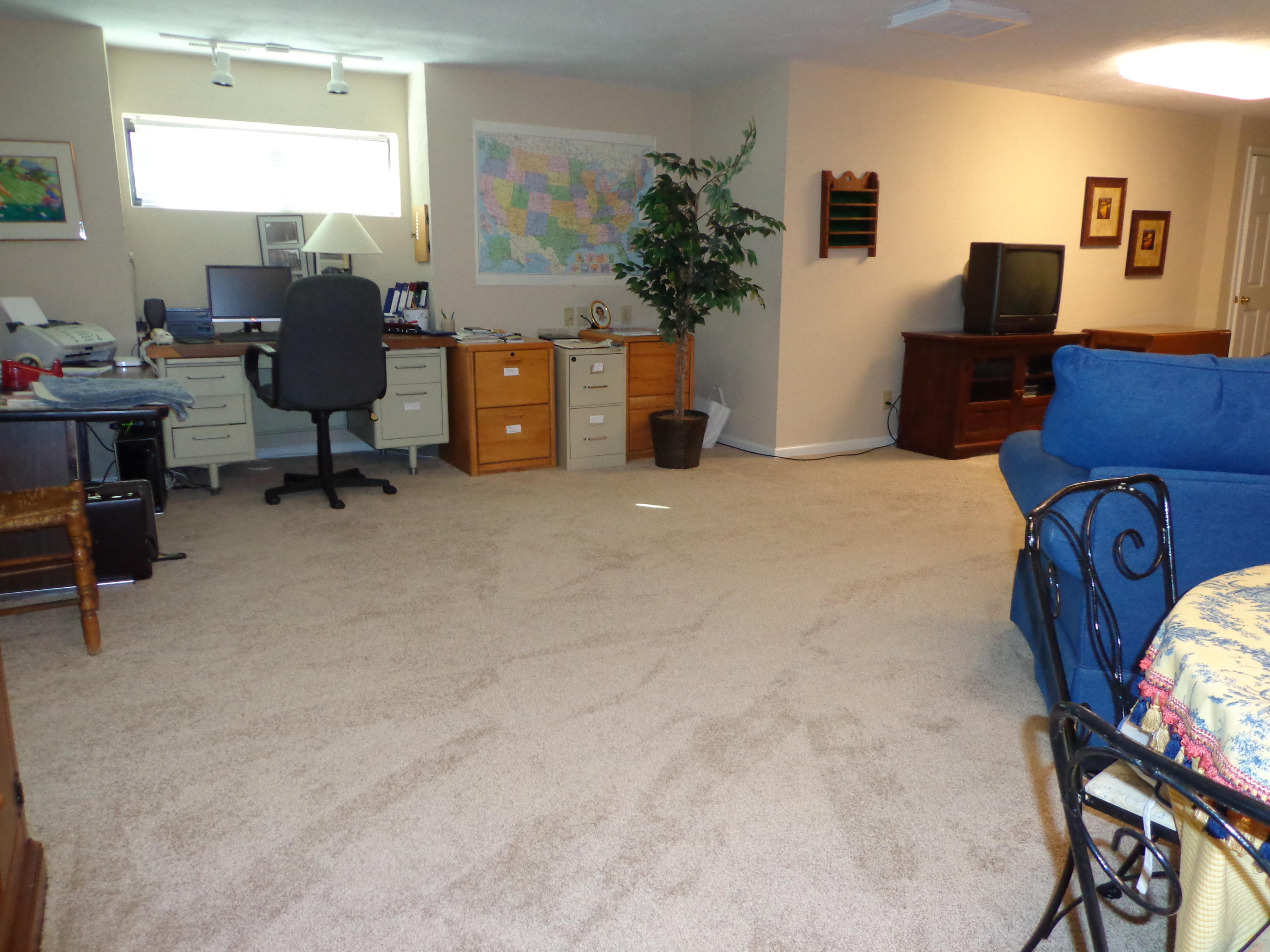 1908 McVitty Road Salem, VA 24153 - Photo 41 of 44 a workspace with furniture and a potted plant