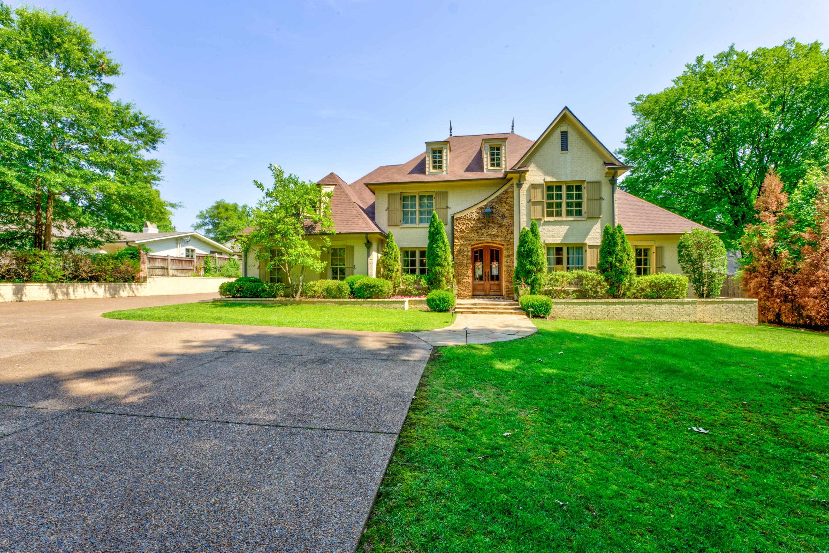 Welcome to 5074 Shady Grove Road, an exquisite property nestled in the highly sought-after area of East Memphis. Situated on a sprawling .91-acre lot, this stunning residence boasts luxurious features and an ideal layout for entertaining.
