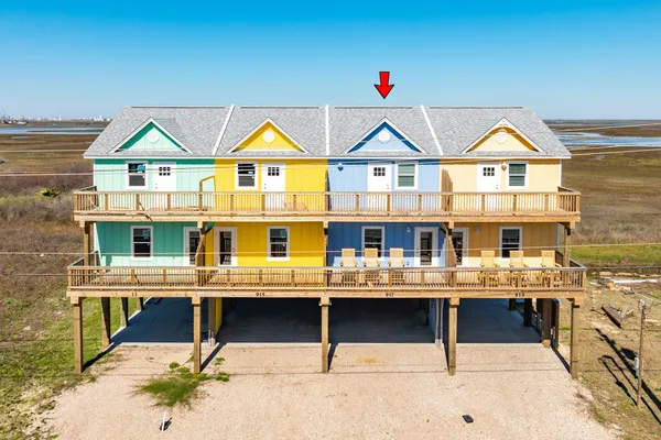 $324,900 | 917 Bluewater Highway, Surfside Beach, TX 77541