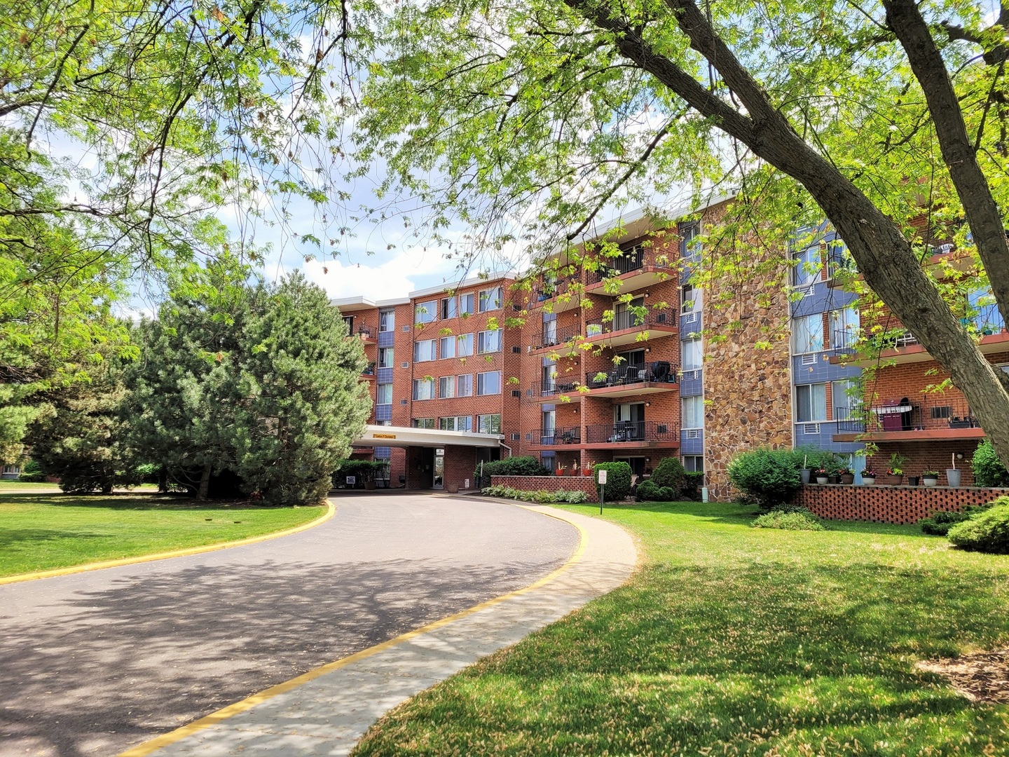 16 East Old Willow Road, Unit 516S Prospect Heights, IL 60070 - Photo 3 of 17