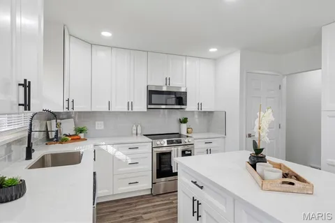 $380,000 | 2261 Eleanor Kay Drive, St. Louis, MO 63125