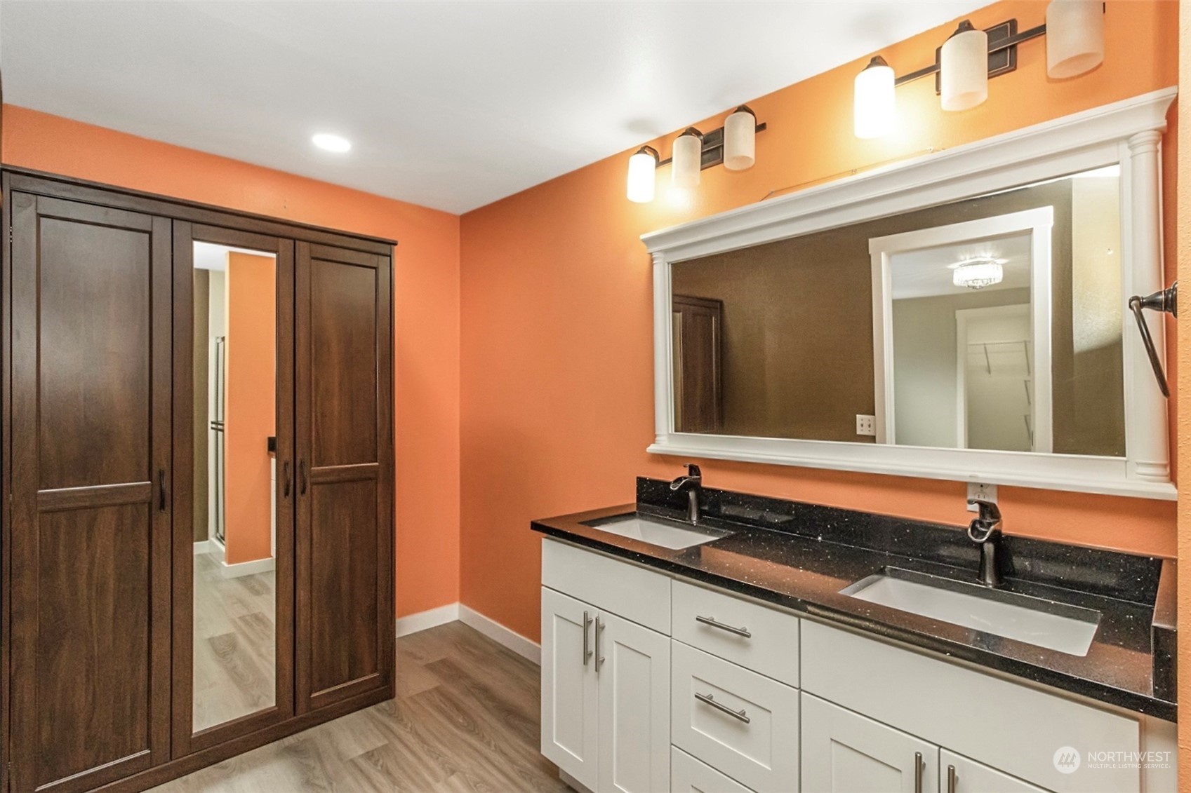 415 Lakeview Road, Unit E7 Lynnwood, WA 98087 - Photo 11 of 20 a bathroom with a sink and a large mirror