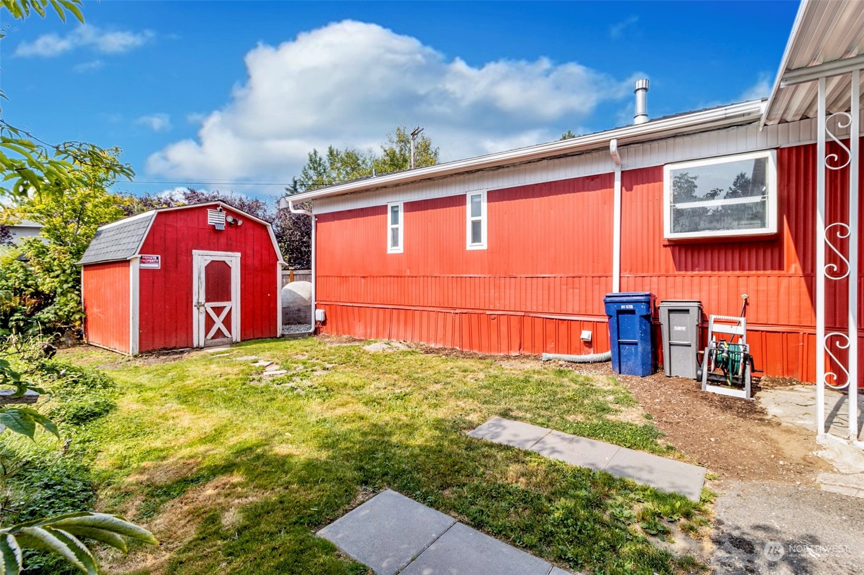 415 Lakeview Road, Unit E7 Lynnwood, WA 98087 - Photo 17 of 20 a view of a back yard of the house