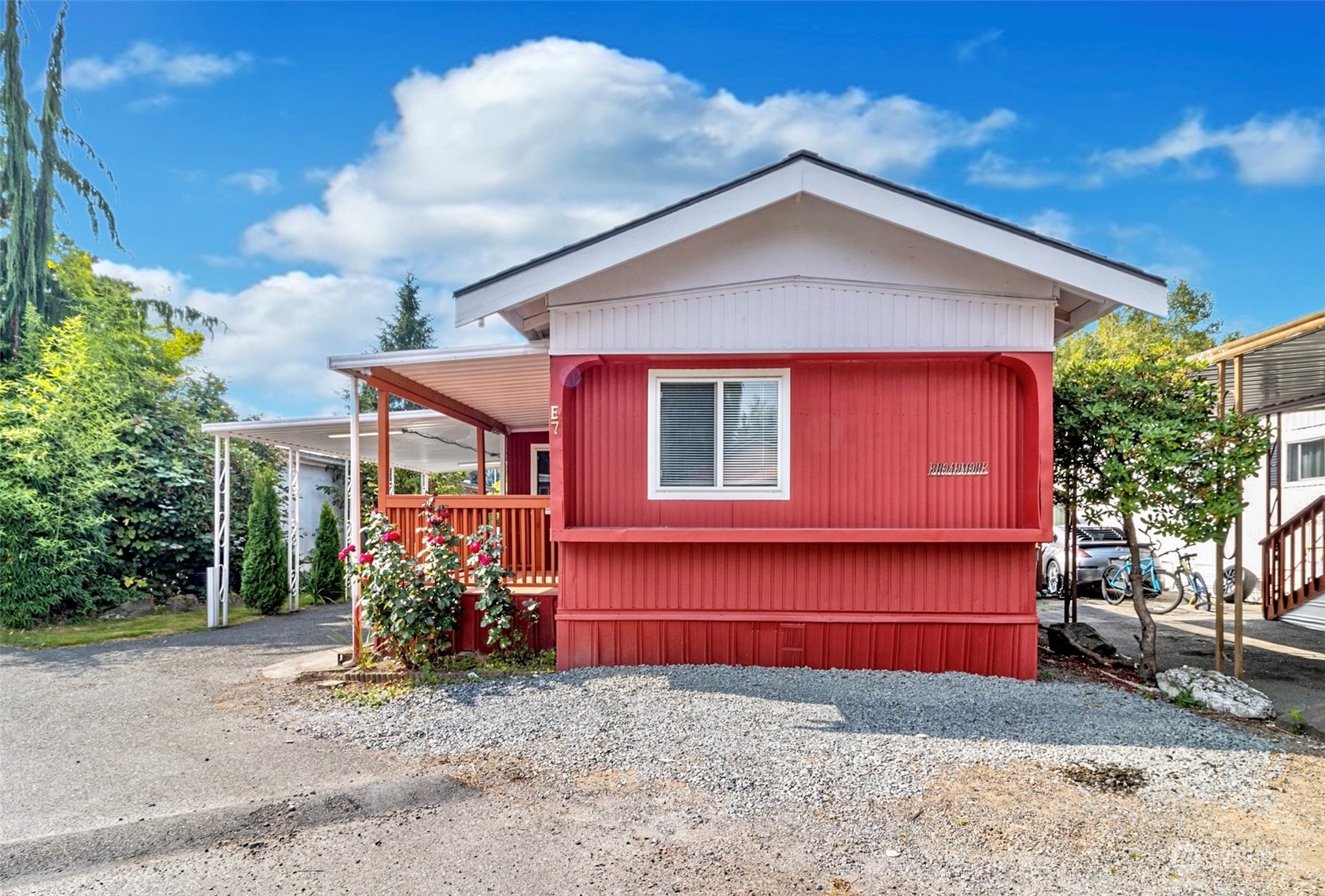 415 Lakeview Road, Unit E7 Lynnwood, WA 98087 - Photo 20 of 20 a view of a house with a yard