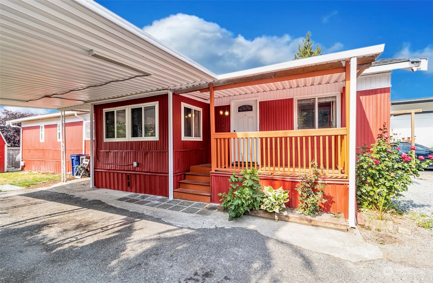 415 Lakeview Road, Unit E7 Lynnwood, WA 98087 - Photo 2 of 20 a front view of a house with garden