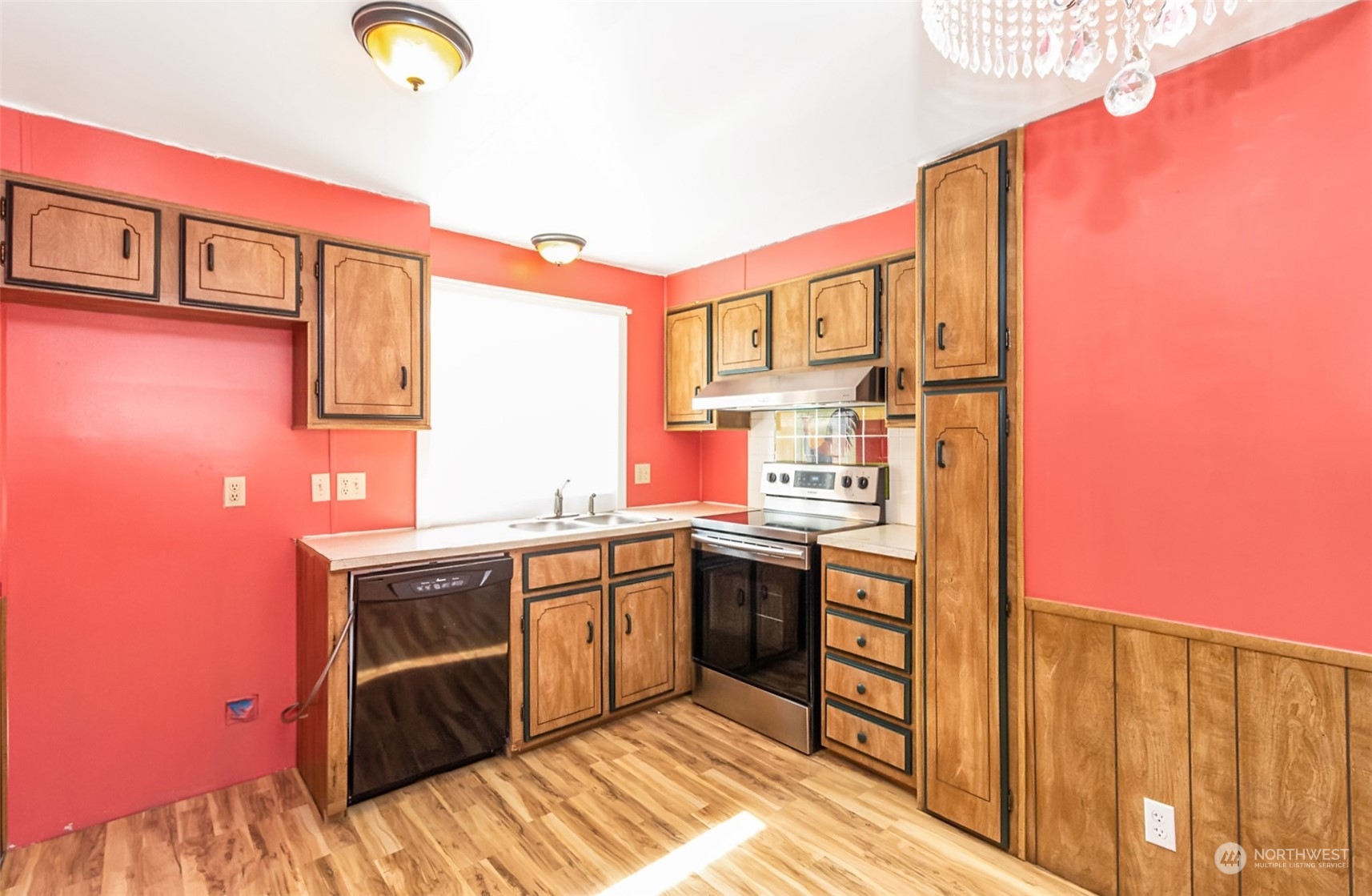 415 Lakeview Road, Unit E7 Lynnwood, WA 98087 - Photo 5 of 20 a kitchen with stainless steel appliances granite countertop a sink and cabinets