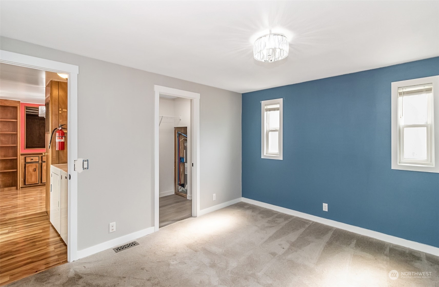 415 Lakeview Road, Unit E7 Lynnwood, WA 98087 - Photo 9 of 20 wooden floor in an empty room with a window