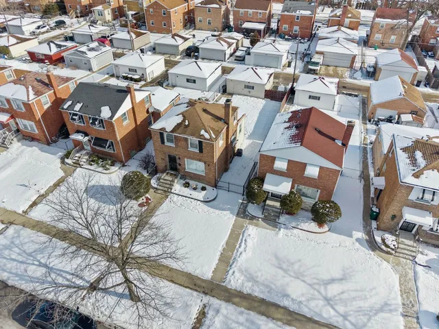 a picture of a bench in a cabinet