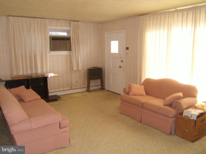 15130 Carter Road Philadelphia, PA 19116 - Photo 3 of 16 Living Room