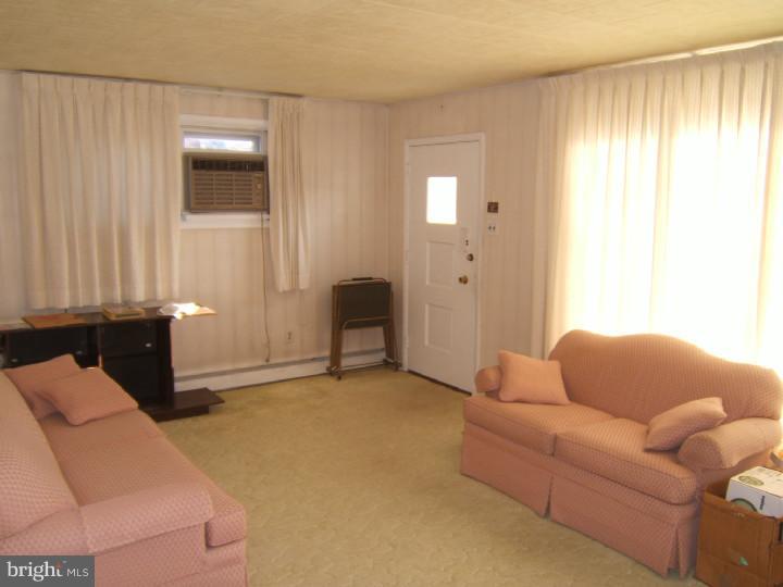 15130 Carter Road Philadelphia, PA 19116 - Photo 4 of 16 Living Room
