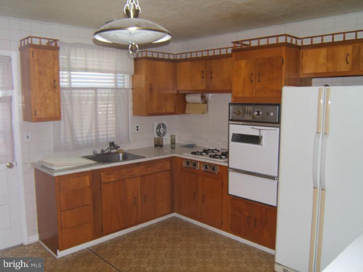15130 Carter Road Philadelphia, PA 19116 - Photo 6 of 16 Kitchen