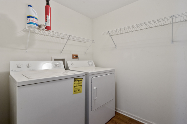 1822 Olde Mill Road Plainfield, IL 60586 - Photo 15 of 29 a utility room with dryer and washer